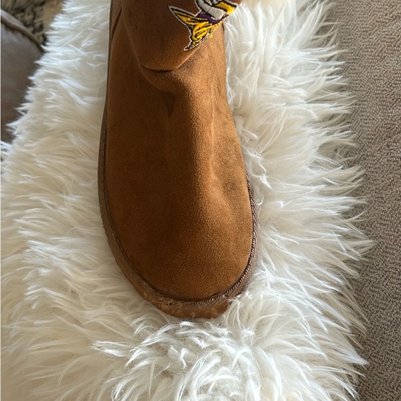 MINNESOTA VIKINGS WOMENS WHITE FUR BOOTS with defect right boot -see photos F14 - Picture 11 of 11